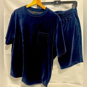 KITH velour short set
The top is size S but bottom is M
In great condition